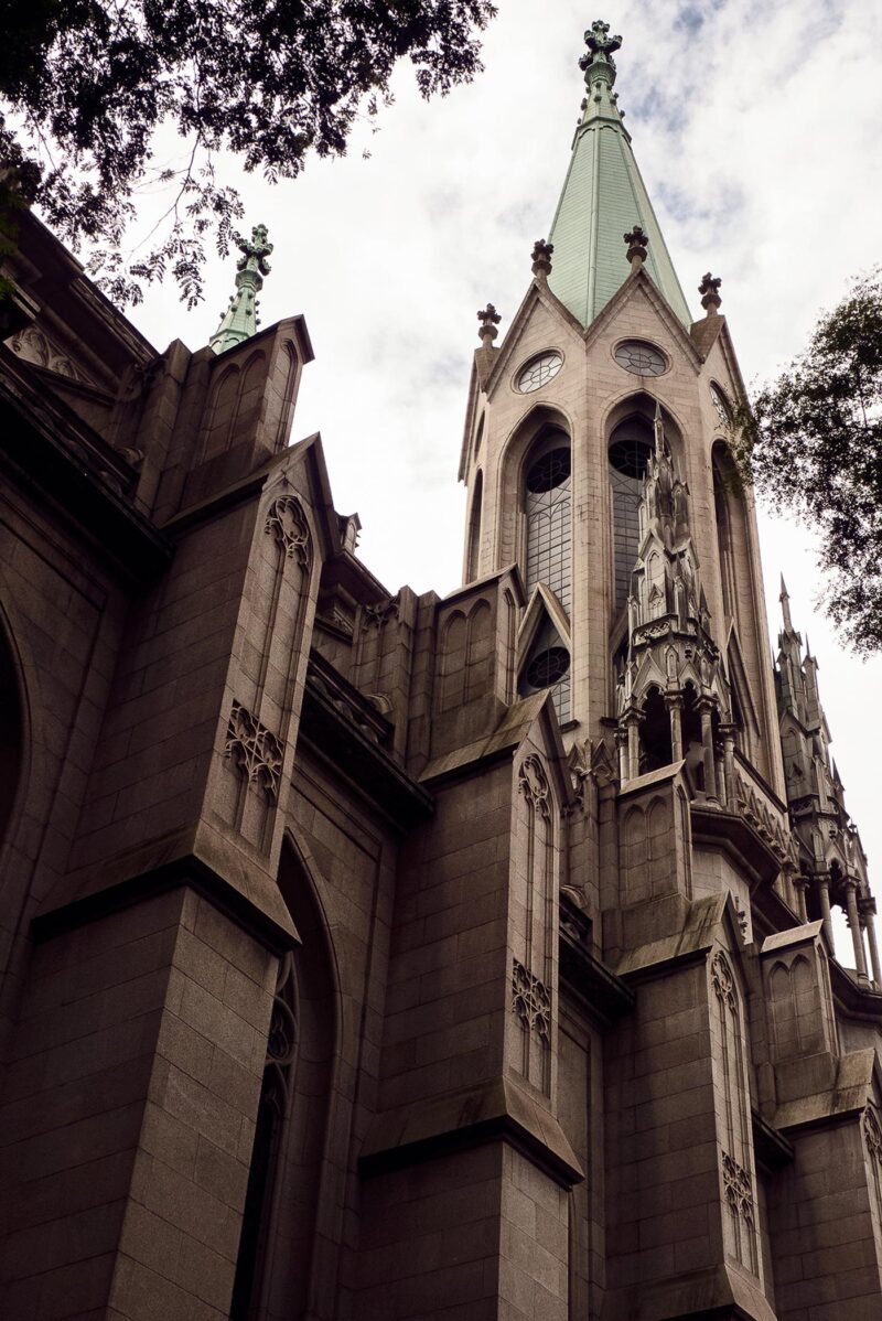Catedral da Sé, fotografada de baixo para cima
