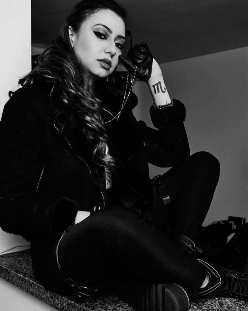 Preto e branco, mulher posando em cima de uma bancada